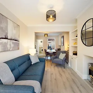 It's Broadway Baby! Great House Close To Centre Holiday home Belfast